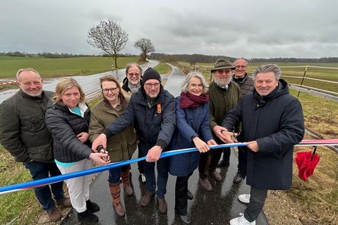 Die Verantwortlichen für den neuen Radweg eröffneten bei eher untypischem Fahrradwetter die neue Strecke. Quelle: Ministerium für Wirtschaft, Verkehr, Arbeit, Technologie und Tourismus.