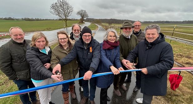 Die Verantwortlichen für den neuen Radweg eröffneten bei eher untypischem Fahrradwetter die neue Strecke. Quelle: Ministerium für Wirtschaft, Verkehr, Arbeit, Technologie und Tourismus.