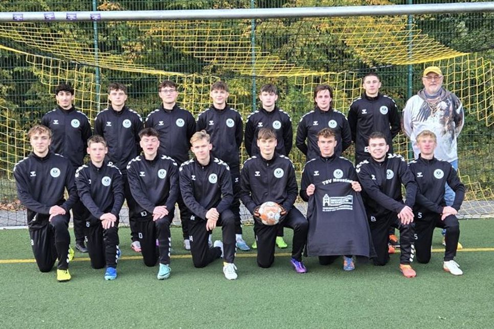 Die A-Jugend vom TSV Neustadt mit ihrem Sponsor vom "Kinocenter Neustadt".