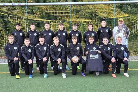Die A-Jugend vom TSV Neustadt mit ihrem Sponsor vom "Kinocenter Neustadt".