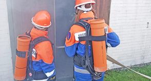 Atemschutzträger mit ihren „Atemluftflaschen“