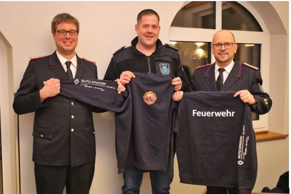 Lars Eindorf übergibt die Pullover.