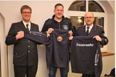 Lars Eindorf übergibt die Pullover.