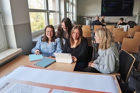 Jule Grunenberg, Marleen Miltzob, Isabell Pflüger und Janne Dircks (v.li.) bei den letzten Vorbereitungen für die Eröffnung der Ausstellung.
