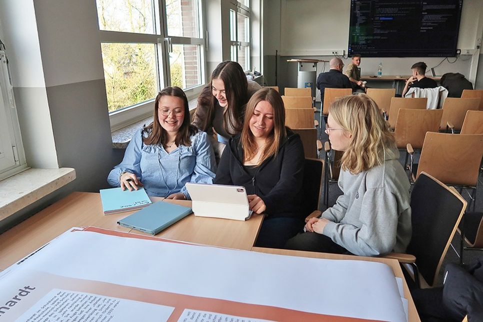 Jule Grunenberg, Marleen Miltzob, Isabell Pflüger und Janne Dircks (v.li.) bei den letzten Vorbereitungen für die Eröffnung der Ausstellung.