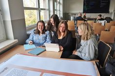 Jule Grunenberg, Marleen Miltzob, Isabell Pflüger und Janne Dircks (v.li.) bei den letzten Vorbereitungen für die Eröffnung der Ausstellung.