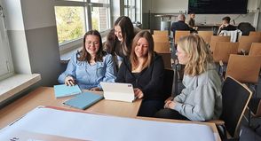 Jule Grunenberg, Marleen Miltzob, Isabell Pflüger und Janne Dircks (v.li.) bei den letzten Vorbereitungen für die Eröffnung der Ausstellung.