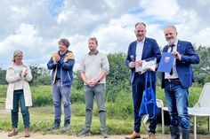 (V. l.) Christiane Haberkorn, Jasper Käßmann (Architekturbüro Haberkorn), Collin Eckelmann (Fa. Gartenideen Roland Stegemann), Landrat Björn Demmin, Bürgermeister Peter A. Kokocinski.