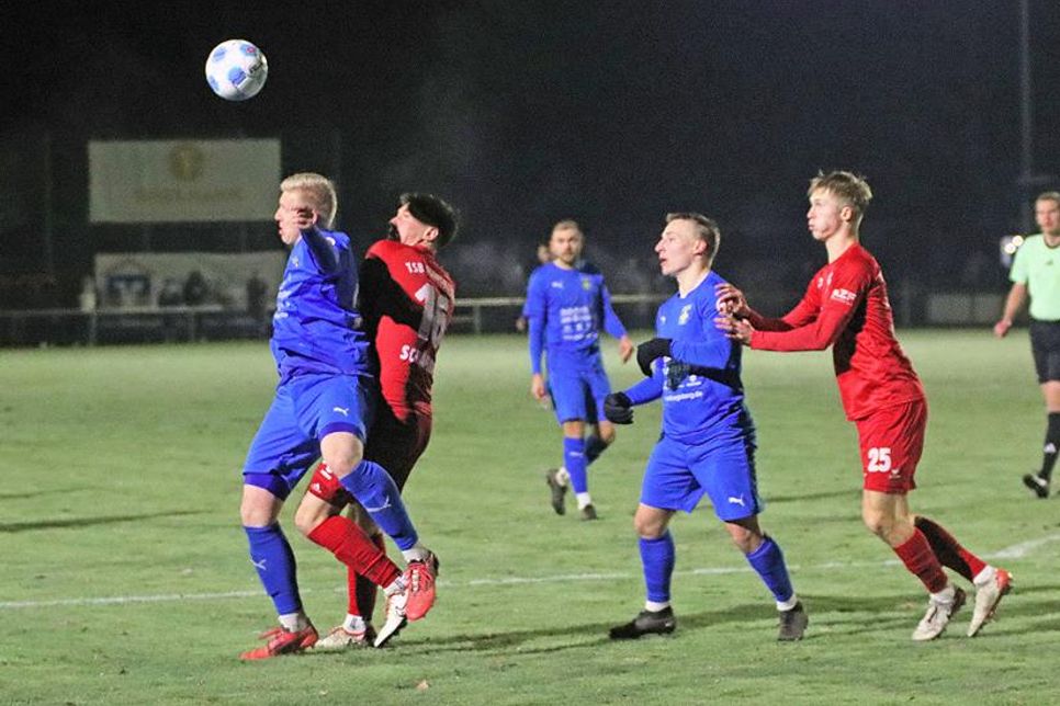 Nach einem Eckstoß kommt Tim Zittlau zum Kopfball, der das Ziel nur knapp verpasst. Foto: Hartmann