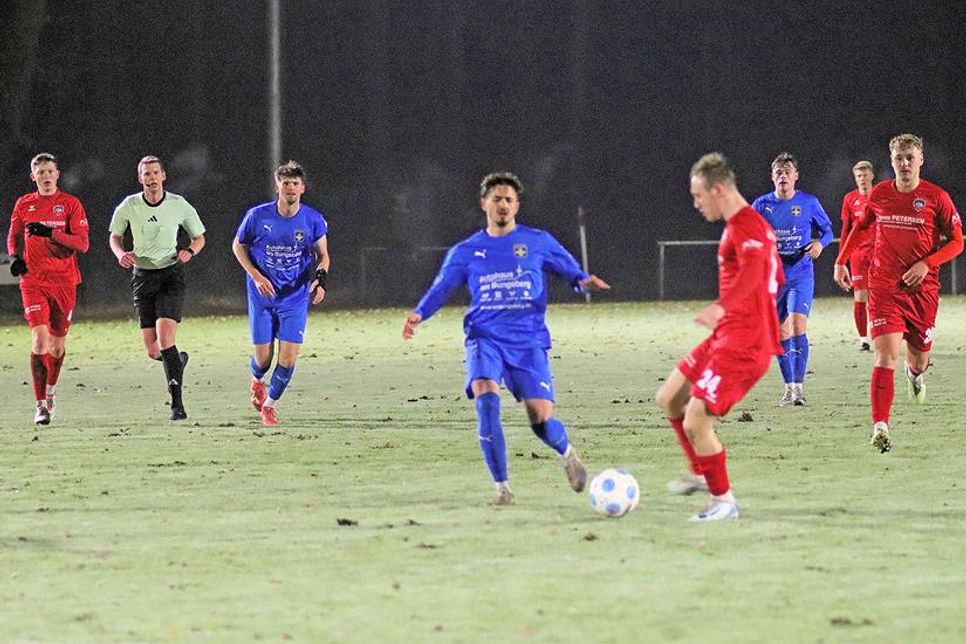Hussein Sharba (blaues Trikot) kommt hier zu spät, erzielte aber in letzter Sekunde den Treffer zum 1:1-Endstand.