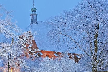 Wie eingezuckert: Insbesondere bei Schnee und Eis wird der Besuch der Adventsandachten und des Weihnachtsmarktes im Adeligen Kloster Preetz zu einem ganz besonderen Erlebnis.