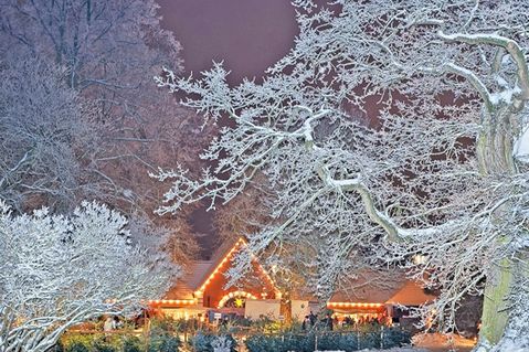 Der wunderschöne Weihnachtsmarkt auf dem Gelände des historischen Klosters Preetz ist an den Wochenenden des dritten und vierten Advent geöffnet.