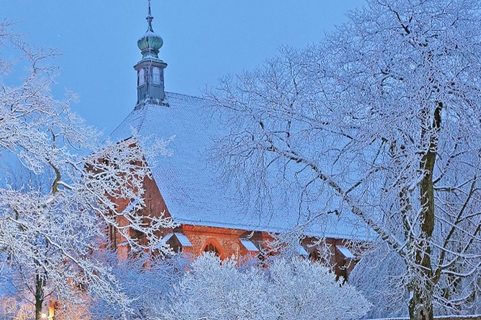 Wie eingezuckert: Insbesondere bei Schnee und Eis wird der Besuch der Adventsandachten und des Weihnachtsmarktes im Adeligen Kloster Preetz zu einem ganz besonderen Erlebnis.