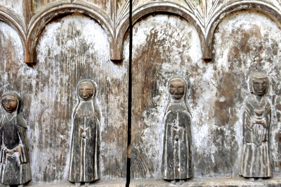 Fast wie kleine Weihnachtsengel wirken sie und sind ganz versteckt: Diese Kinder und jungen Novizinnen auf einer ursprünglich bemalten gotischen Stuhlwange grüßen aus einer Zeit, als Schleswig-Holstein noch katholisch war – sie werden auch den Besuchern der Adventsandachten am 13. und 20. Dezember Gesellschaft leisten. Wer die abgebildeten Mädchen sucht, findet sie am Ostende des nördlichen Gestühls der Klosterkirche.