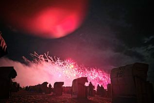 Karin Gaspert fotografierte den Grömitzer Strand im magischen Rot des Feuerwerks.
