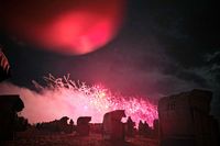 Karin Gaspert fotografierte den Grömitzer Strand im magischen Rot des Feuerwerks.