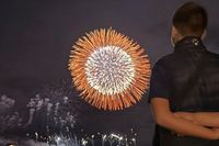 Olesia Danilova rückte neben dem Feuerwerk auch einen Zuschauer ins Bild.