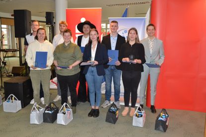 Die anwesenden Landessiegerinnen und Landessieger stellten sich nach ihrer Auszeichnung zum Foto auf.