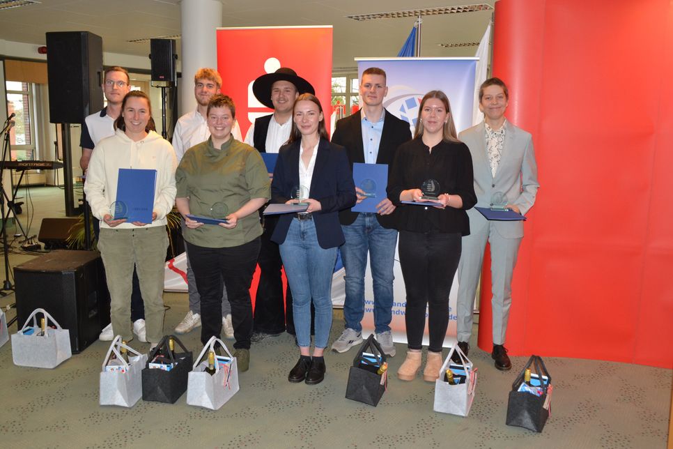 Die anwesenden Landessiegerinnen und Landessieger stellten sich nach ihrer Auszeichnung zum Foto auf.