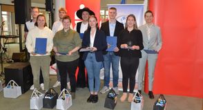 Die anwesenden Landessiegerinnen und Landessieger stellten sich nach ihrer Auszeichnung zum Foto auf.