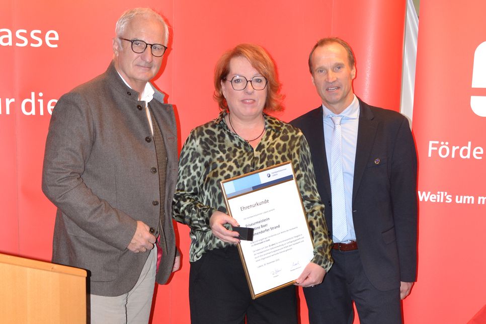Die neue Trägerin der Goldenen Ehrennnadel der Handwerkskammer Lübeck Christine Baer erhielt die Auszeichnung von Präsident Ralf Stamer und Kreishandwerksmeister Thoralf Volkens (rechts).