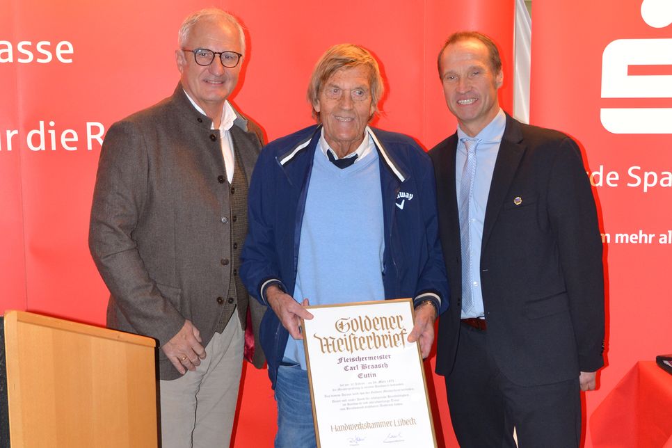 Der Träger des Goldenen Meisterbriefes der Handwerkskammer Lübeck Carl Braasch (Mitte) mit dem Präsidenten der Handwerkskammer Ralf Stamer (links) und Kreishandwerksmeister Thoralf Volkens.