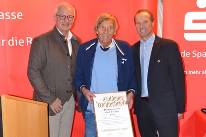 Der Träger des Goldenen Meisterbriefes der Handwerkskammer Lübeck Carl Braasch (Mitte) mit dem Präsidenten der Handwerkskammer Ralf Stamer (links) und Kreishandwerksmeister Thoralf Volkens.