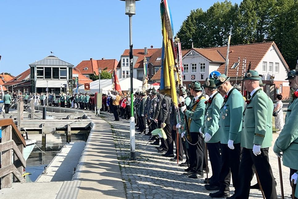 Die Schützengilde hat ihr traditionelles Vogelschießen stark reformiert und freut sich, wenn viele Neustädterinnen und Neustädter, Vereine und Verbände sowie Gäste zum Vogelschießen an den Gogenkrog kommen.