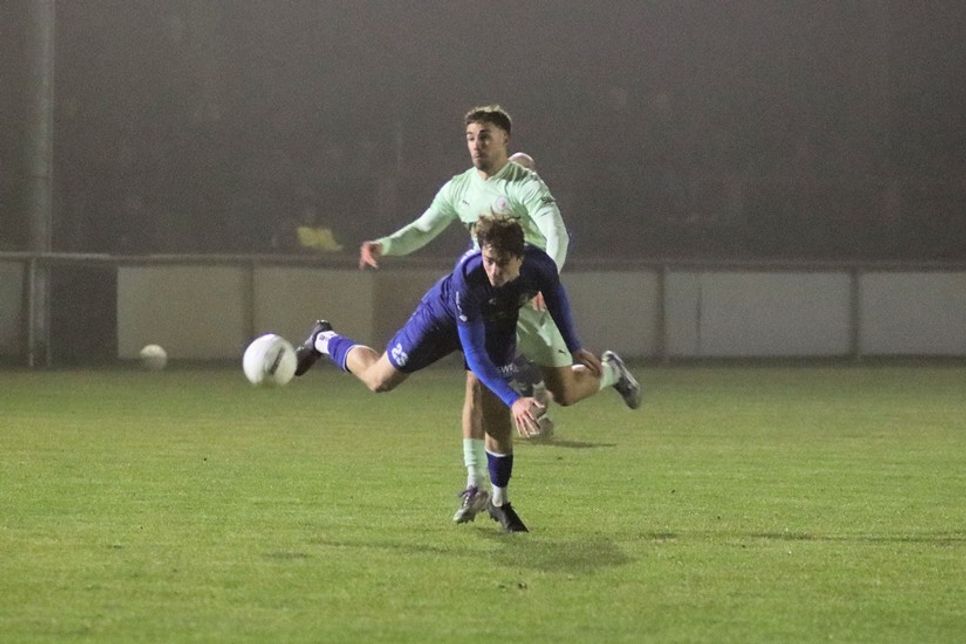Tom-Luca Weist beendet mit einer akrobatischen Einlage den Gästeangriff.