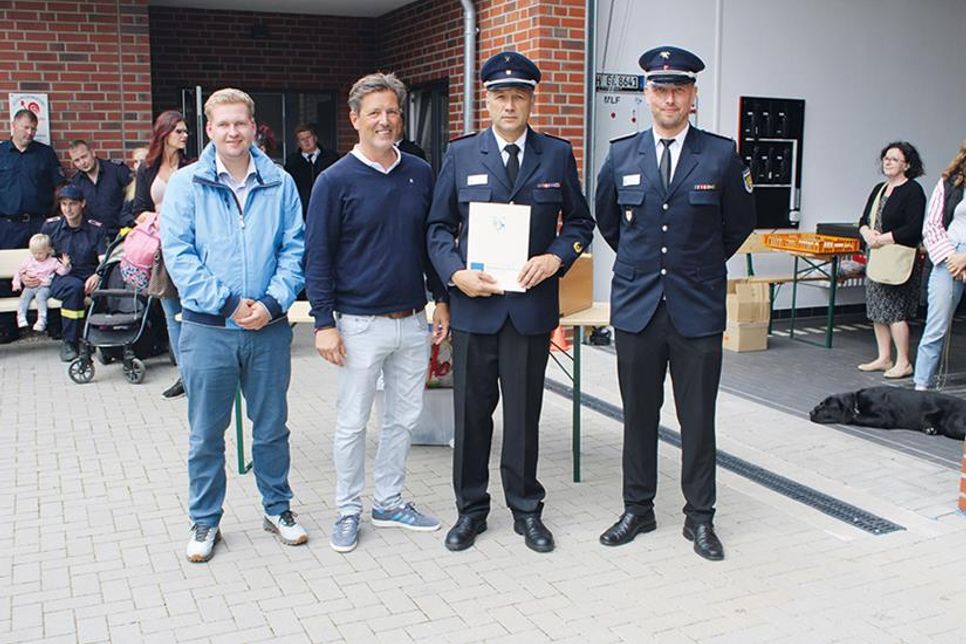 Ratekaus Bürgervorsteher Daniel Thomaschewski (l.) und Bürgermeister Thomas Keller überreichten mit Gemeindewehrführer Christian Ziemann (r.) die Urkunde der Gemeinde Ratekau an Fabian Fuhrmann.