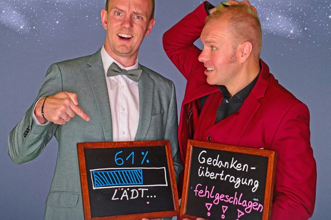 „Es ist große Kunst, Tricks wie Magie wirken zu lassen“, sagen Jan Phillip Lehmker (links) und Dr. Horst Schilling, die mit ihrer Zaubershow 2026 auf Tour gehen.