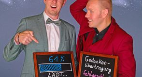 „Es ist große Kunst, Tricks wie Magie wirken zu lassen“, sagen Jan Phillip Lehmker (links) und Dr. Horst Schilling, die mit ihrer Zaubershow 2026 auf Tour gehen.