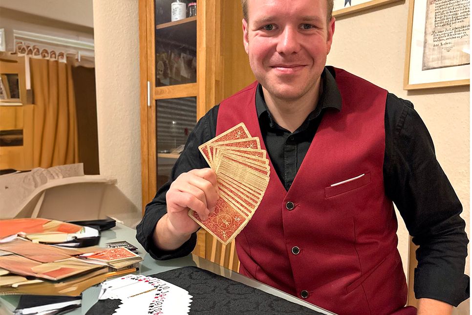 Dr. Horst Schilling übt seine Fingerfertigkeit täglich mit Karten in der Hand.