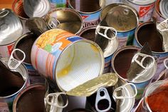 Leere Konservendosen nicht wegwerfen! Daraus lassen sich beispielsweise hübsche Blumentöpfe für Küchenkräuter basteln. Pixabay © webandi (CC0 Public Domain)