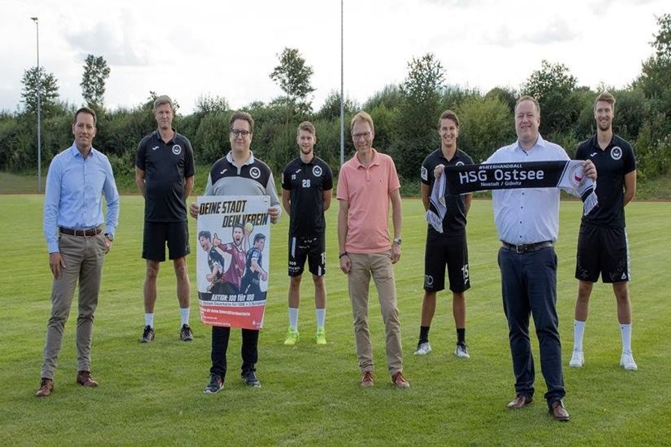 Die Sparkasse Holstein und die HSG Ostsee setzen ihre Zusammenarbeit fort und starten mit „100 für 100“ eine Aktion für HSG-Fans. Foto: Sparkasse Holstein
