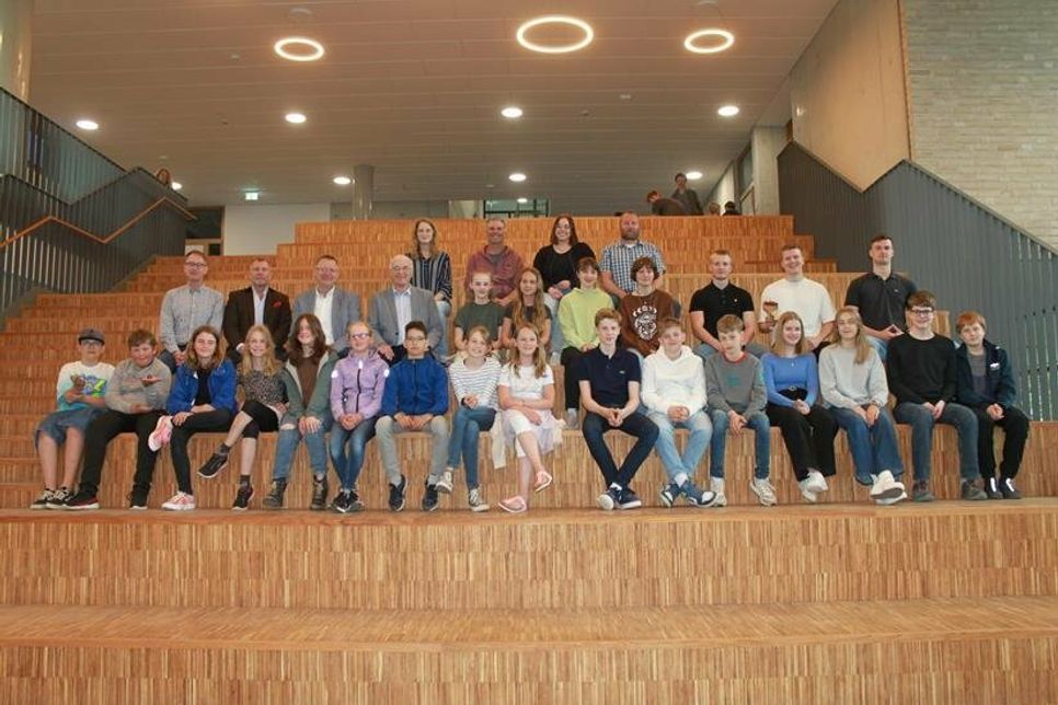 Teilnehmende Schülerinnen und Schüler mit den Förderern vom Rotary-Club (2. Reihe lks.) und den betreuenden Lehrkräften (obere Reihe).