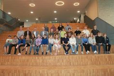 Teilnehmende Schülerinnen und Schüler mit den Förderern vom Rotary-Club (2. Reihe lks.) und den betreuenden Lehrkräften (obere Reihe).