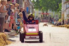 Der Feuerstürmer beim großen Seifenkistenrennen beim Preetzer Schusterfest – 22 großartige Seifenkisten wetteiferten um den Sieg.
