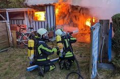 Das komplette Abbrennen des Gartenhauses konnte nicht mehr verhindert werden. (Foto: FFW Grömitz)