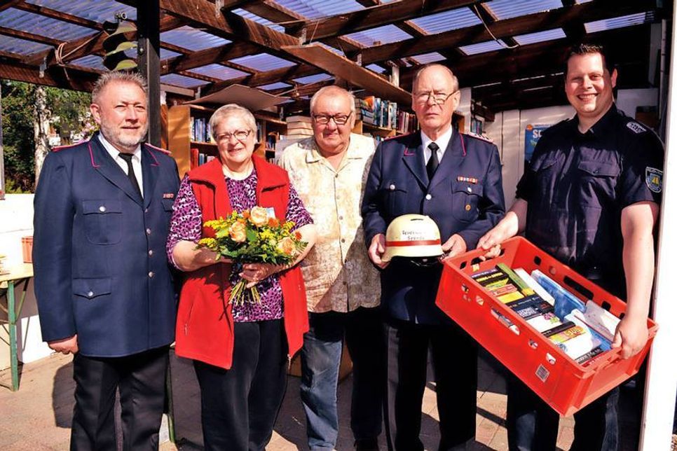 Dieter Noetzelmann (li.), 2. Kassierer der Feuerwehr Timmendorfer Strand, Hans-Peter Kath von der Ehrenabteilung (2.v.re.) und der stellvertretende Jugendfeuerwehrwart Nils Bäumer freuen sich über die großzügige Spende aus den Händen von Christa und Klaus Steffenhagen. (Foto: René Kleinschmidt)
