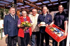 Dieter Noetzelmann (li.), 2. Kassierer der Feuerwehr Timmendorfer Strand, Hans-Peter Kath von der Ehrenabteilung (2.v.re.) und der stellvertretende Jugendfeuerwehrwart Nils Bäumer freuen sich über die großzügige Spende aus den Händen von Christa und Klaus Steffenhagen. (Foto: René Kleinschmidt)