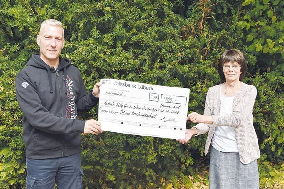 Nicky Päsch, Organisator des Benefiz-Beachvolleyball-Turniers, konnte jetzt die Spende der Sponsoren in Höhe von 900 Euro an Heidi Menorca vom Verein „Lübeck-Hilfe für krebskranke Kinder“ übergeben.