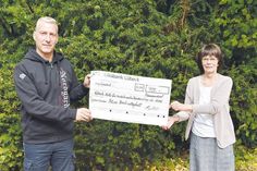 Nicky Päsch, Organisator des Benefiz-Beachvolleyball-Turniers, konnte jetzt die Spende der Sponsoren in Höhe von 900 Euro an Heidi Menorca vom Verein „Lübeck-Hilfe für krebskranke Kinder“ übergeben.