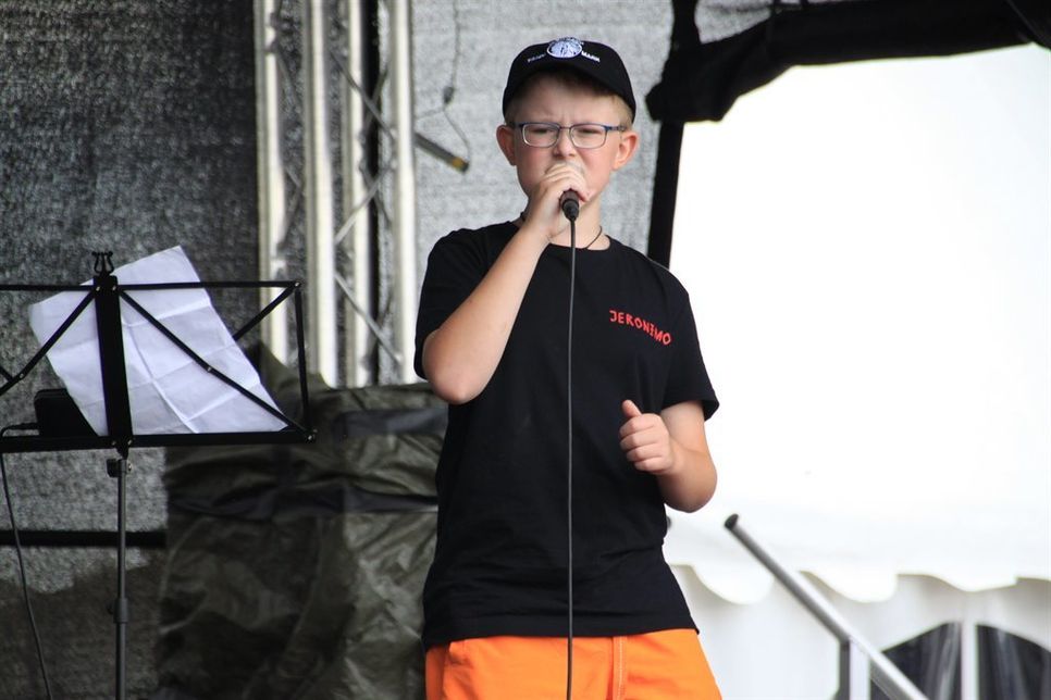 Der Schüler Conner Schmidt sang deutsche Karaoke, etwa von Ben Zucker oder Glasperlenspiel.