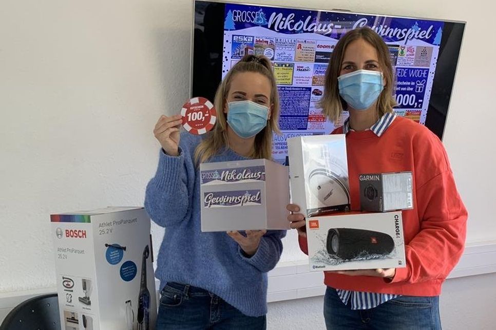 Patricia Wülfing und Kristina Kolbe (v. lks.) vom reporter haben am Freitag die Gewinner gezogen.