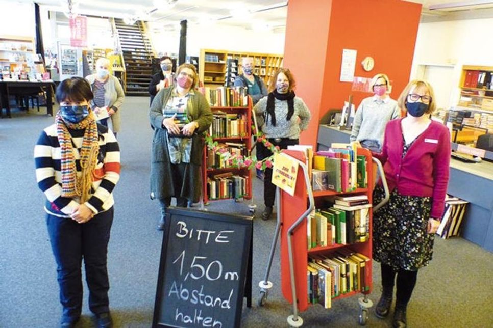 Das Team der Kreisbibliothek Eutin freut sich, dass es auch während des Lockdowns Light für seine NutzerInnen da sein darf.
