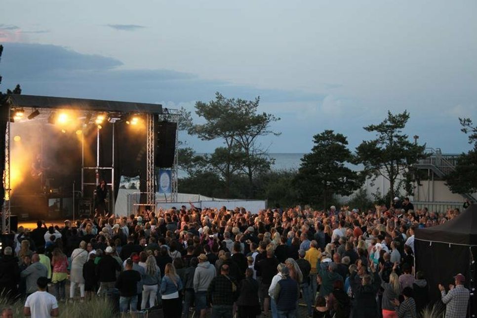 Vom Deich aus hatten die Besucher einen perfekten Blick auf das Konzertgelände und die nahe Ostsee.
