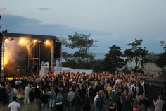 Vom Deich aus hatten die Besucher einen perfekten Blick auf das Konzertgelände und die nahe Ostsee.