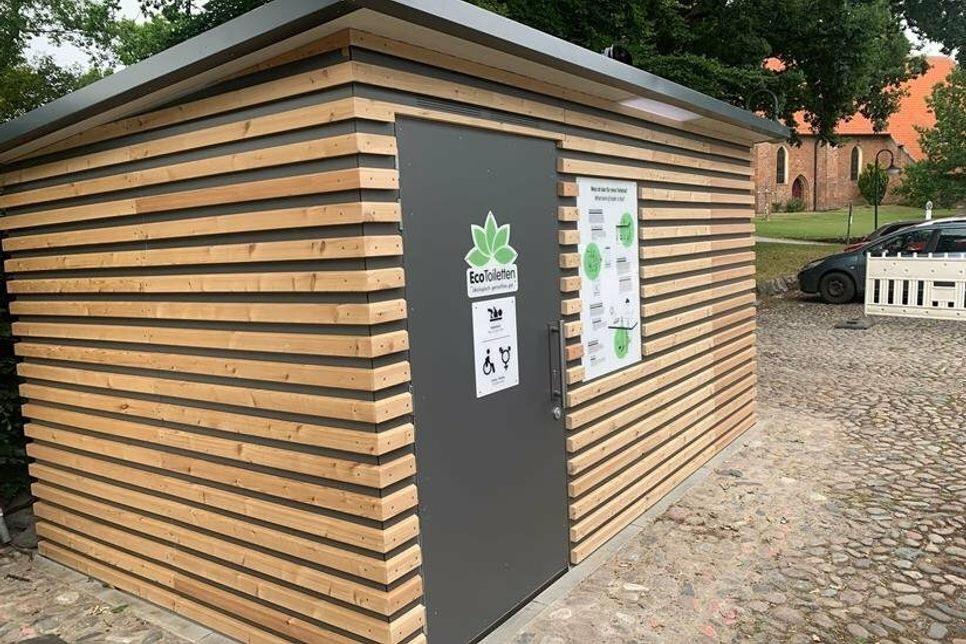 Die neue Toilettenanlage auf dem Lensahner Kirchplatz.