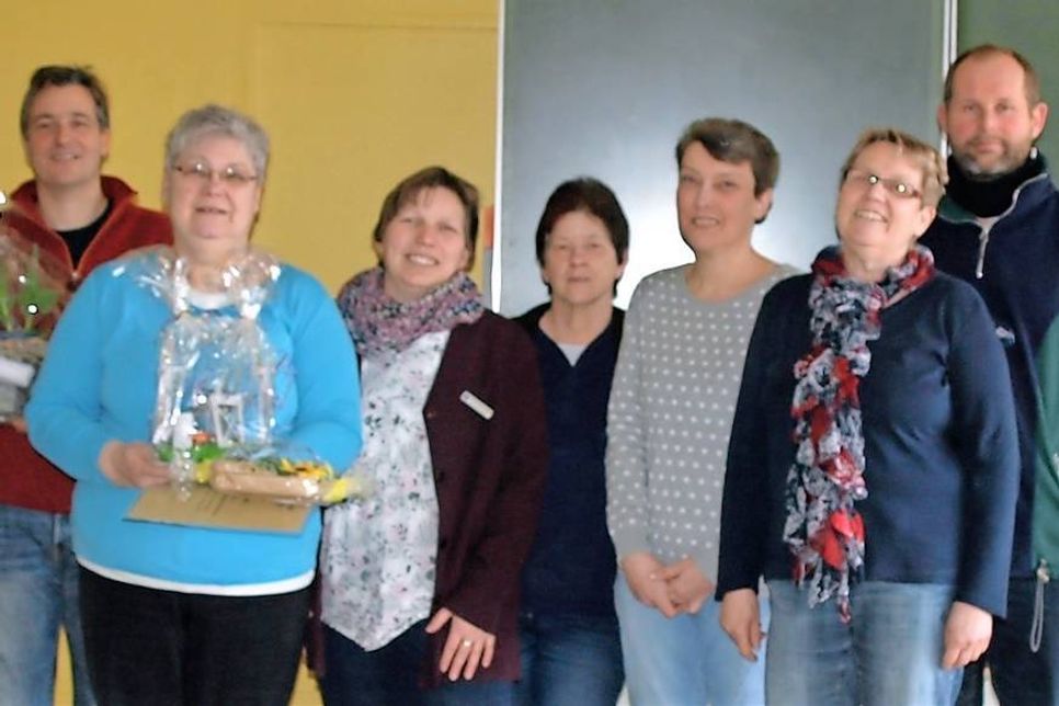 Umringt von Kolleginnen, Lehrer Martin Schleeh, Schulverbandsvorsteherin Angela Hüttmann und Hausmeister Jens Pöhls würdigte alle die Dienste von Petra Jähnke.